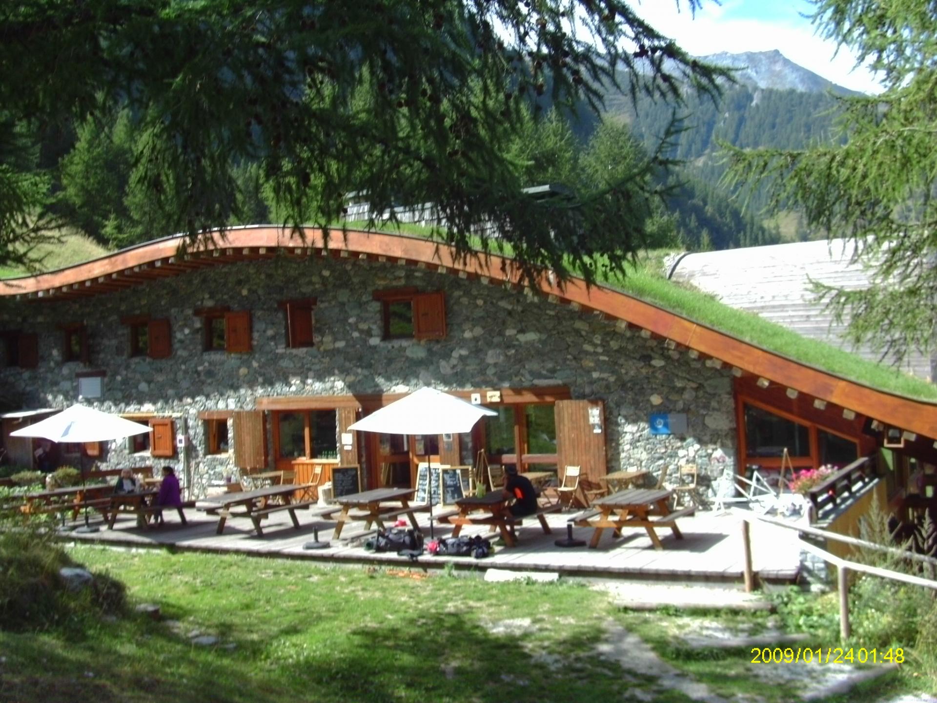 Le refuge de Rosuel avec son toit en pelouse